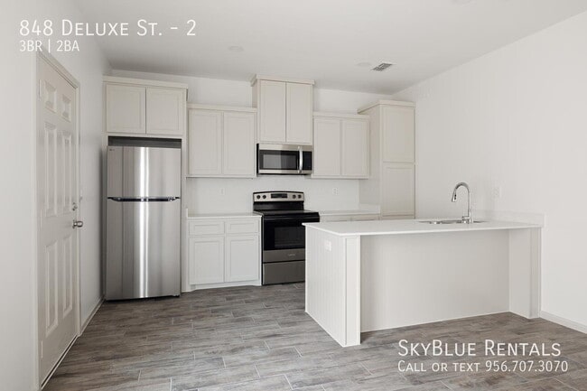 Building Photo - 848 Deluxe St
