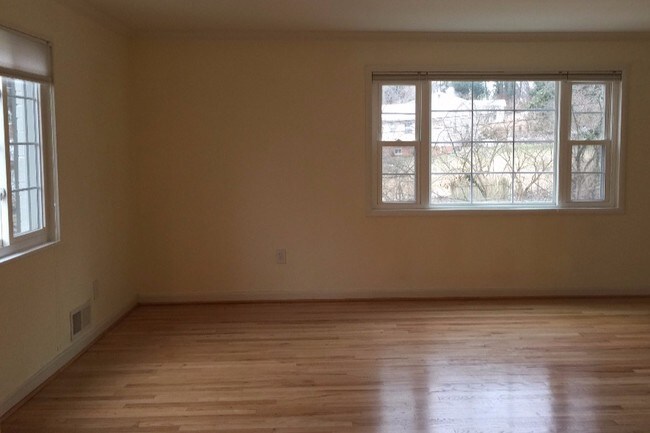 Main nivel: Sala de estar - 5324 Pooks Hill Rd