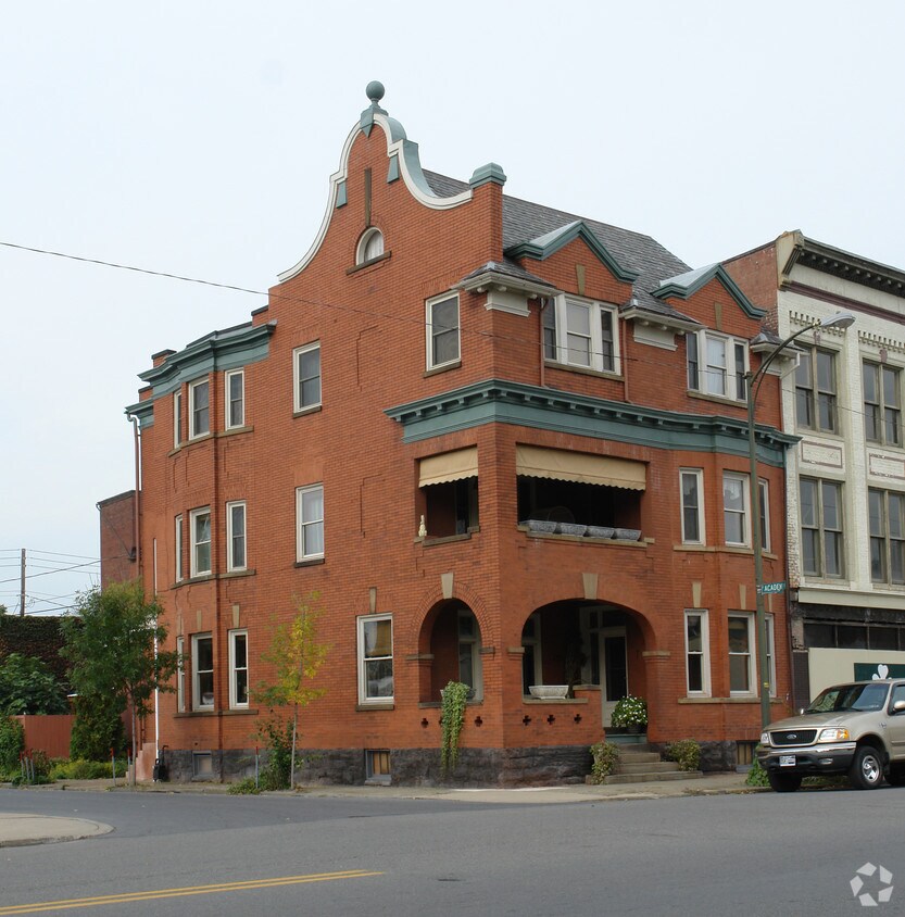 Foto principal - 201 E 3rd St