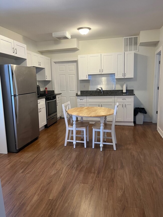 Cocina de 13 x 13 (mesa no incluida) - 241 W 23rd St