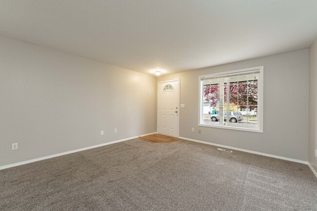 Building Photo - A/C Equipped 4 Bedroom 2.5 Bath Located in...