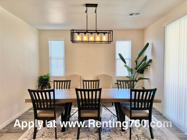 Foto del edificio - Newer 4 Bedroom 3 Bathroom Home With Solar...