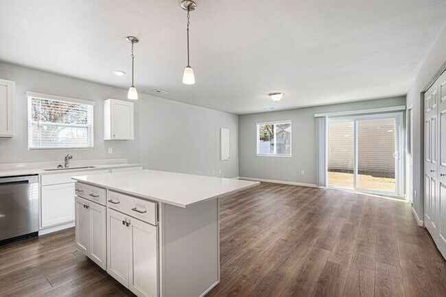 Building Photo - 586 Allen Ave