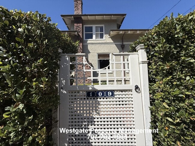 Building Photo - 109 7th St