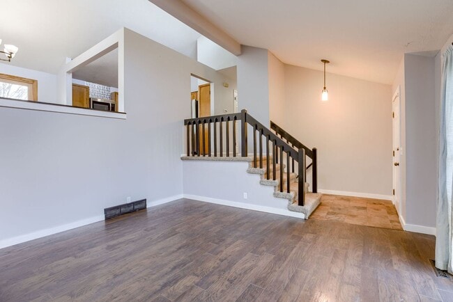 Building Photo - Light-Filled 4-Bedroom in Millard!!