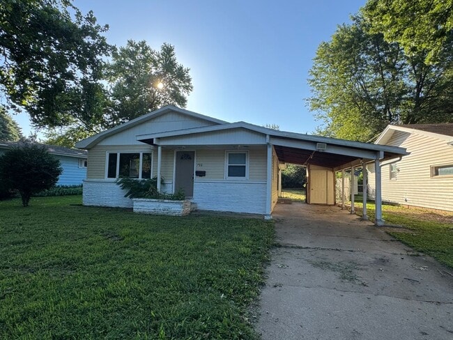 Building Photo - Cute 3 Bedroom Home Available Now