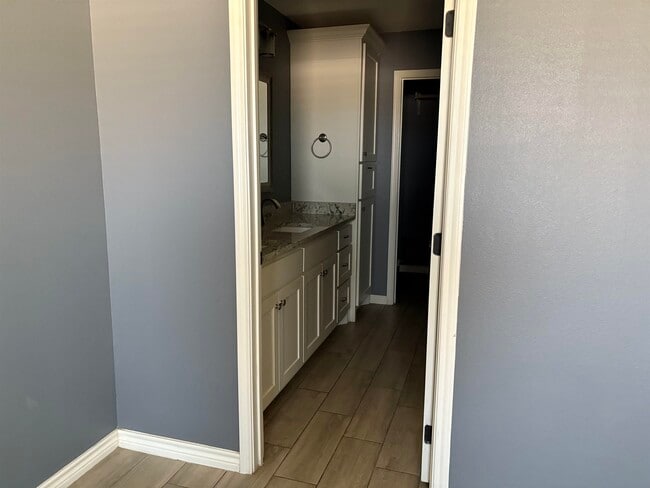 Building Photo - 1020 Tesoro Stone