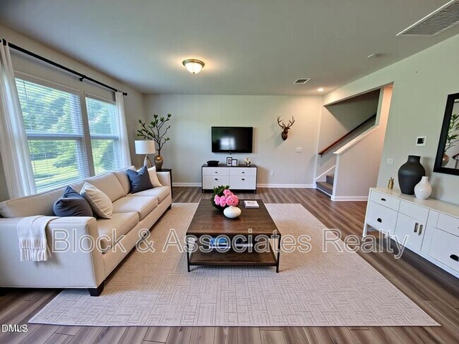 Foto del edificio - 1457 Rhodes Pond St