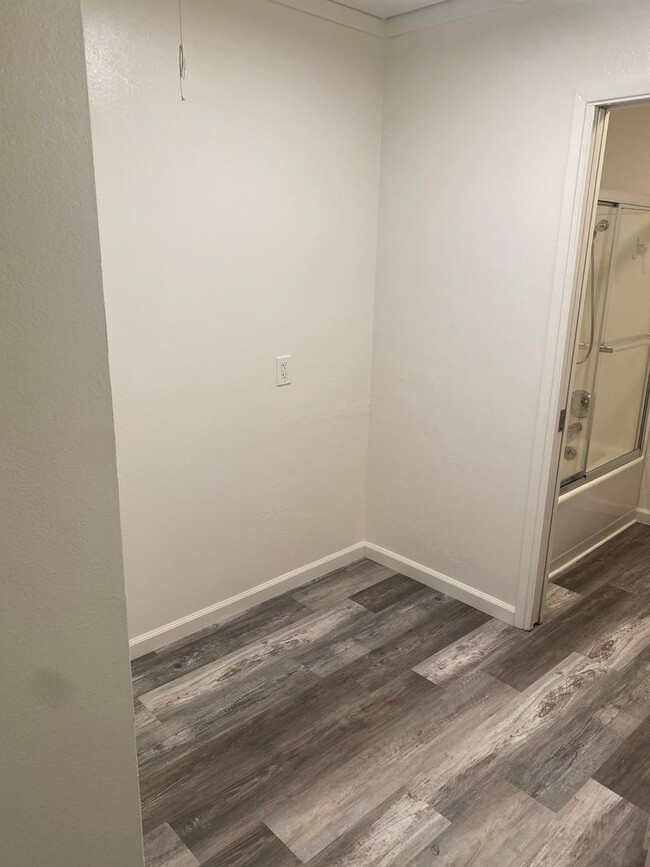 Foto del edificio - Newly Remodeled 2 bedroom 1 bathroom Duple...