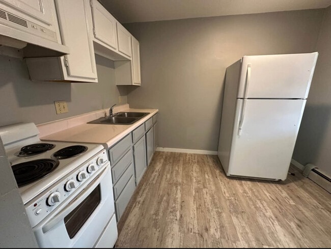 Building Photo - 2430 Muscatine Ave