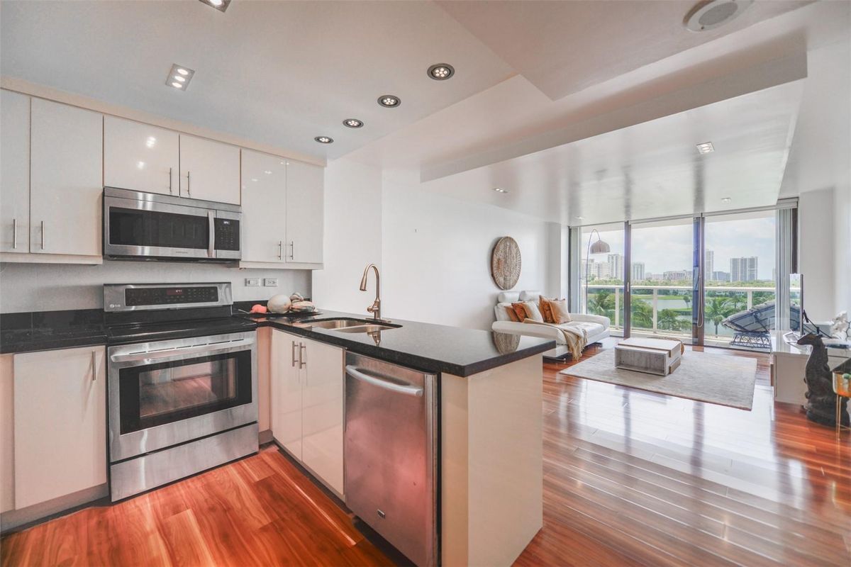Foto principal - 3625 N Country Club Dr