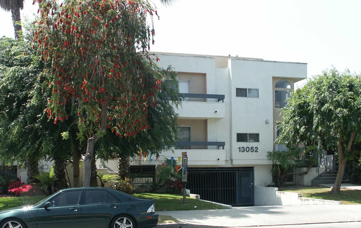 Building Photo - 13052 Moorpark St
