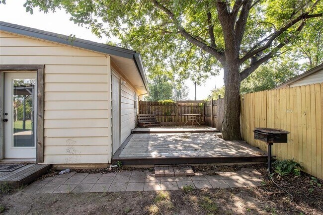 Building Photo - 105 Woods Ave