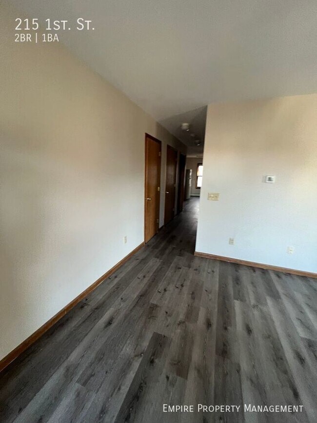 Foto del edificio - 2nd Floor: 2 Bedroom/ 1 Bathroom Apartment...