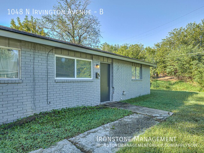 Building Photo - Centrally Located Pet Friendly Duplex Unit!