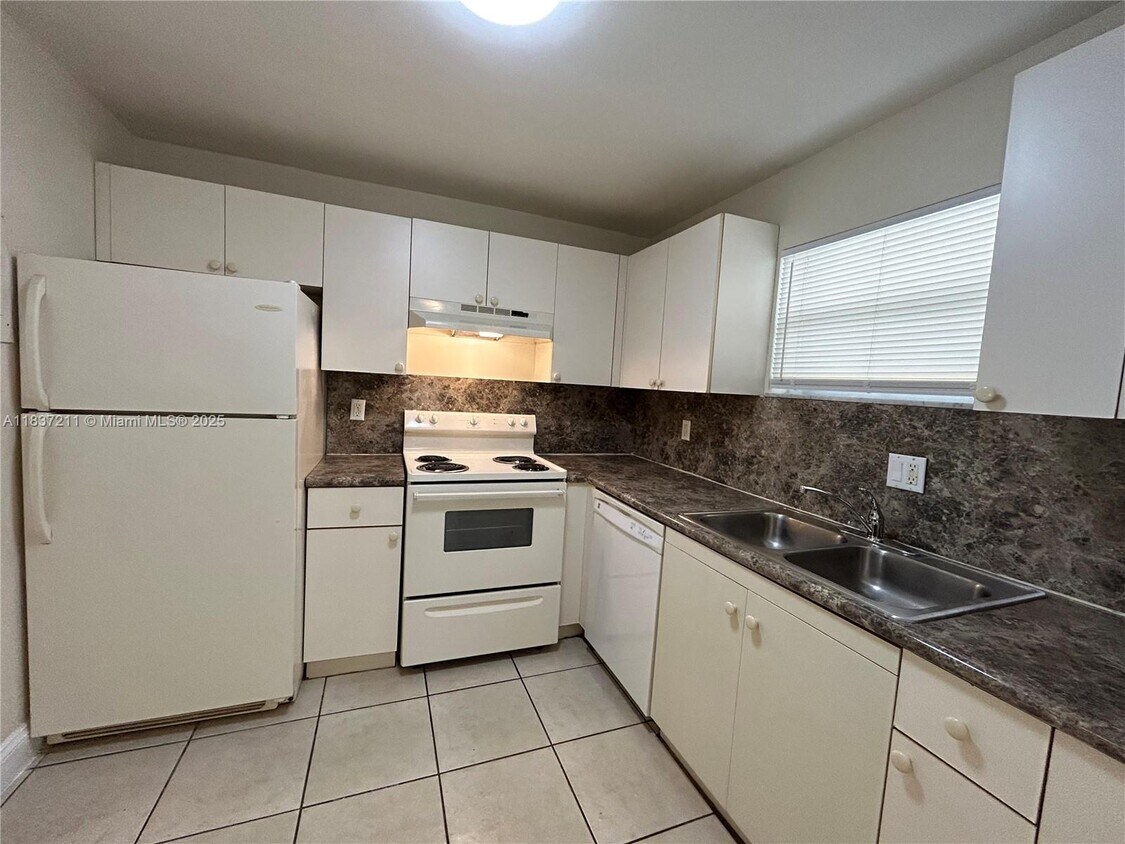 Primary Photo - 4255 N University Dr
