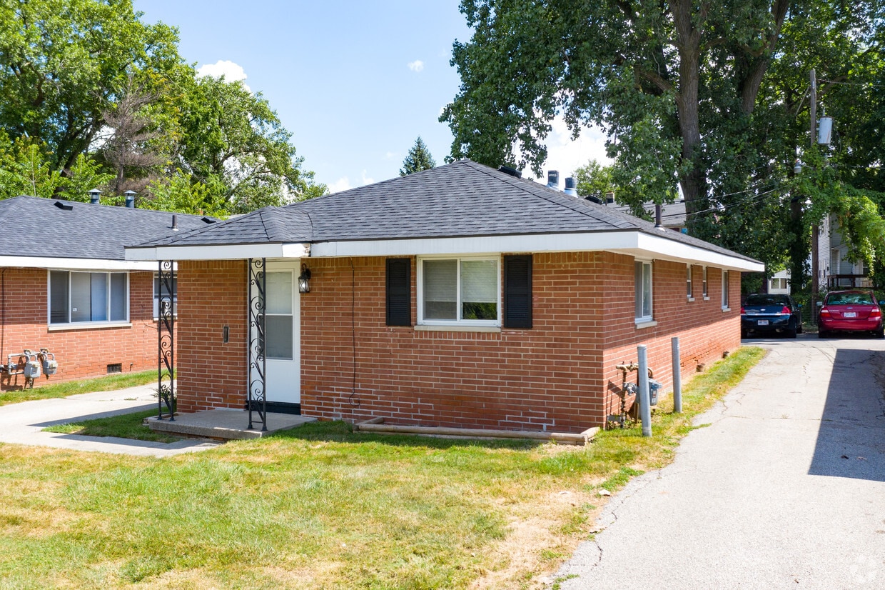 Foto principal - 2026 N Westwood Ave