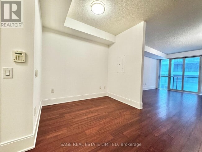 Building Photo - 560 Front St W