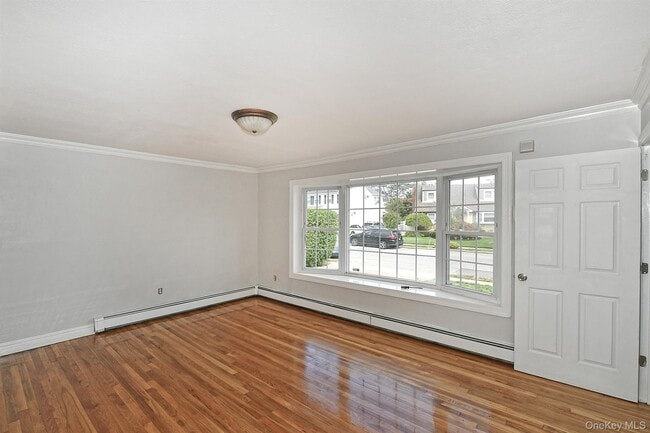 Building Photo - 728 Bellmore Rd