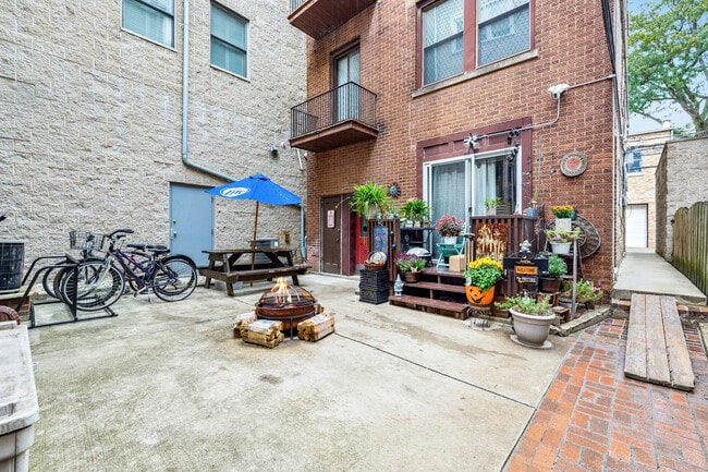 Building Photo - 1128 W Diversey Pkwy