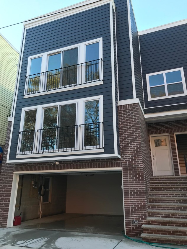 Primary Photo - 470 4th Ave W