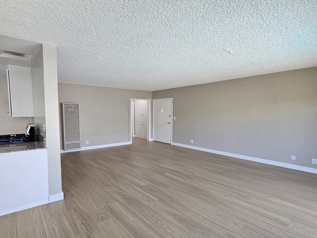 Building Photo - 14037 Oxnard St