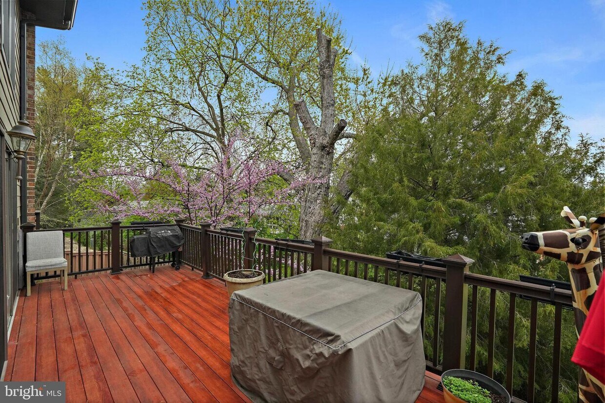 Foto principal - 5211 Strathmore Ave