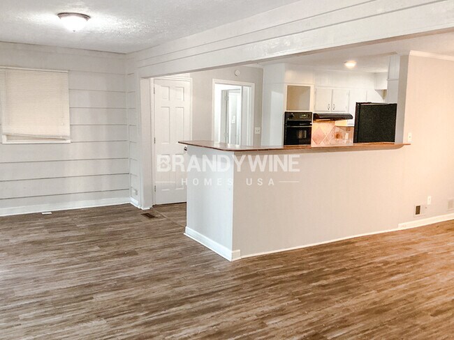 Building Photo - One month FREE RENT