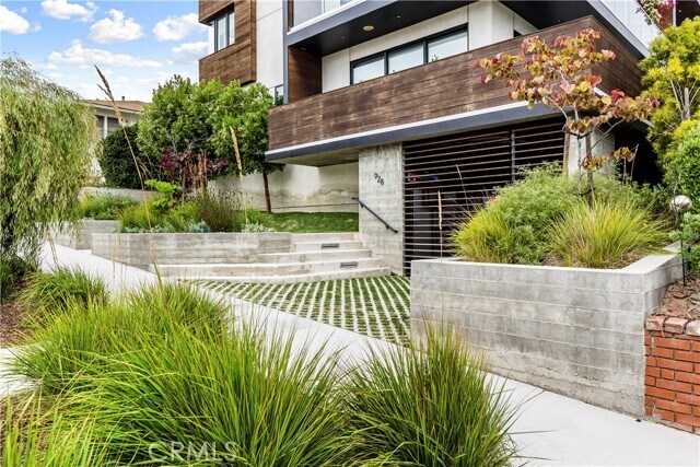 Building Photo - 928 S Juanita Ave