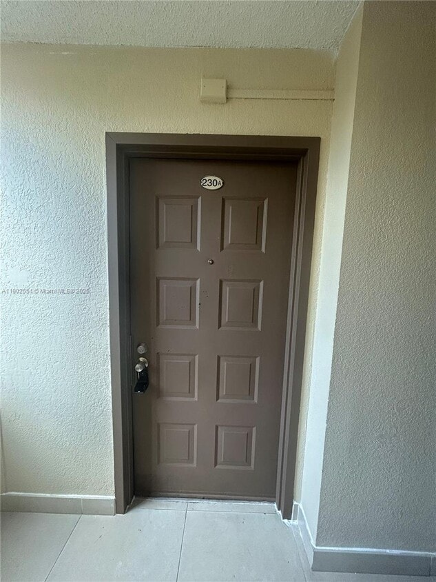 Foto principal - 6960 Miami Gardens Dr