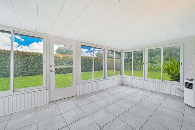 Foto del edificio - ** 2/2 Villa in Cypress Lake Gardens - Screened Lanai - 1st Floor **