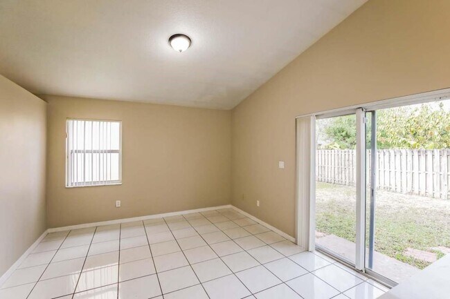 Foto del edificio - 1365 SW 106th Ave