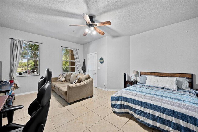 Foto del edificio - 335 E Thatch Palm Cir