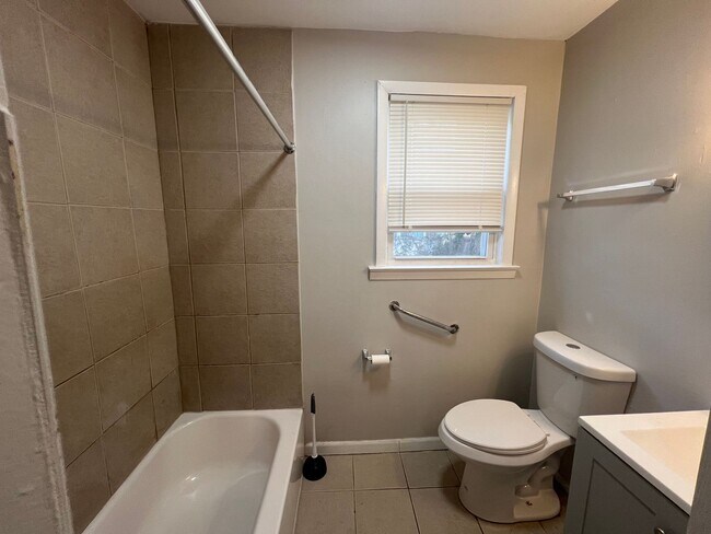 Foto del edificio - Newly Renovated 4 Bedroom / 2 Bathroom Woo...