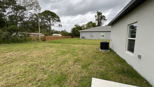 Foto del edificio - AVAILABLE NOW! BRAND NEW 3 BD/2BA Home in ...