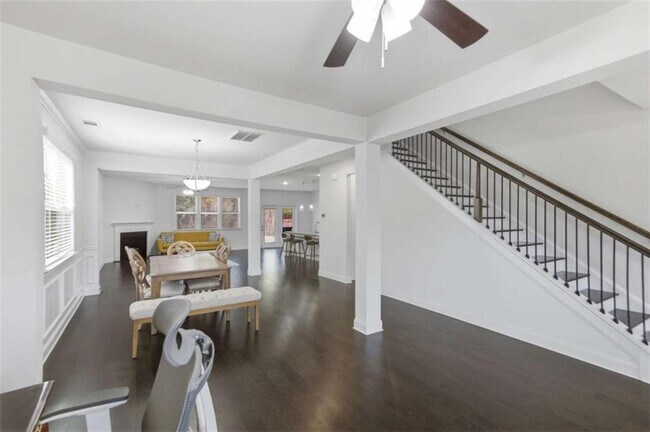 Building Photo - 1415 Dahlia Dr