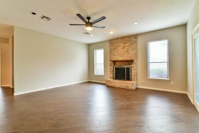 Foto del edificio - 3910 Cedar Valley Dr