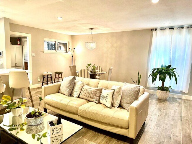 Foto del edificio - 2711 Briarhurst Dr