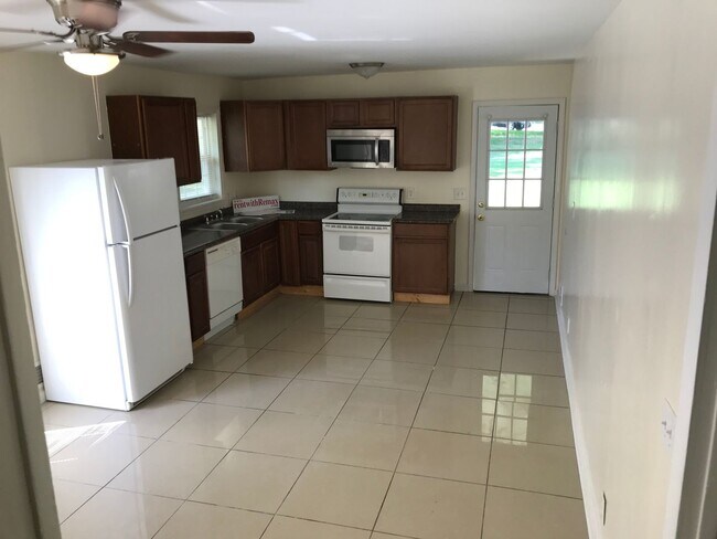 Building Photo - Three Bed/1.5 bath Split Level!