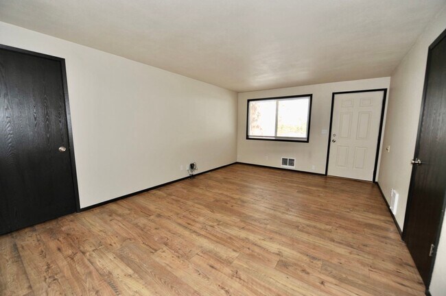 Foto del edificio - New Remodel 2 bed 1 bath with washer & dryer
