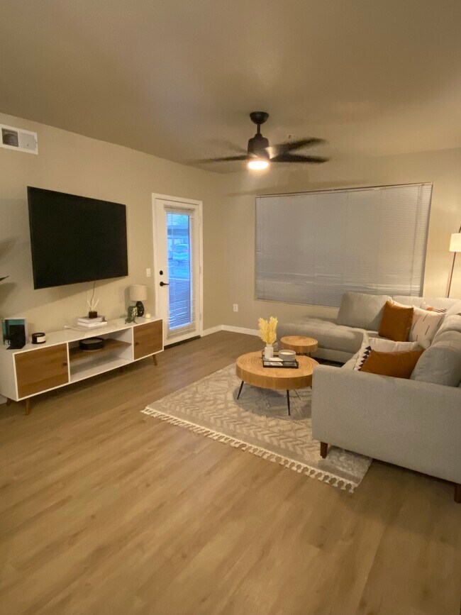 Foto del edificio - 4925 E DESERT COVE Ave