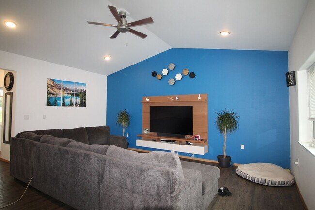 Building Photo - Beautiful spacious house in North Pole wit...