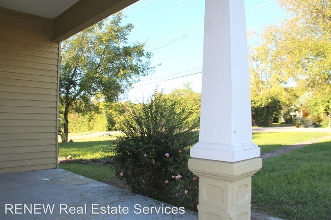 Building Photo - 3701 Hydes Ferry Rd