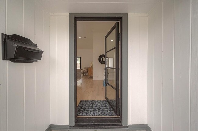 Foto del edificio - 6254 Locke Ln