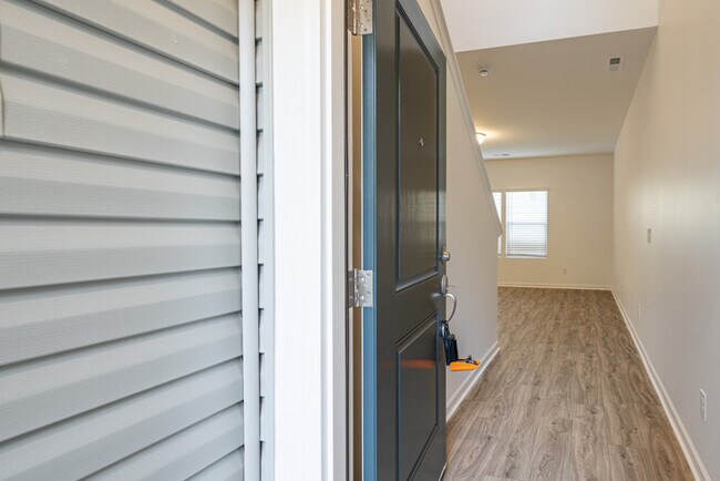 Foto del edificio - 3BD Townhome Convenient to Hwy 74/ Minutes to Bypass- JANUARY MOVE IN