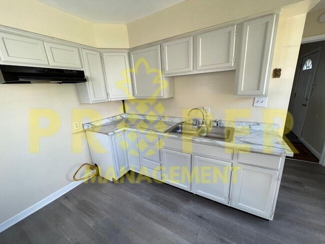Building Photo - 3 bedrooms 1 bathroom house