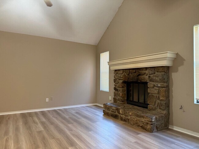 Foto del edificio - 127 Rolling Oaks Dr