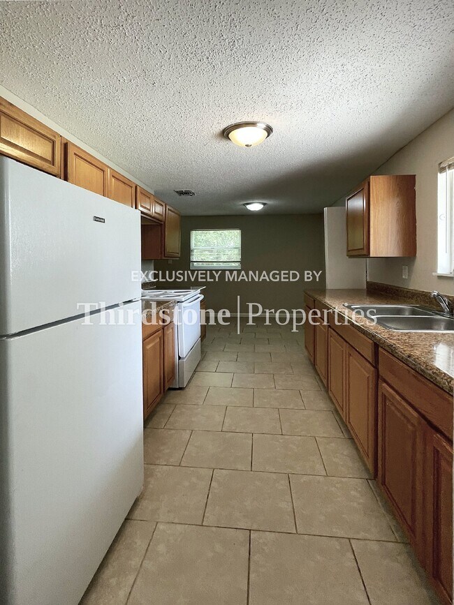 Building Photo - 7007 Red Robin Dr