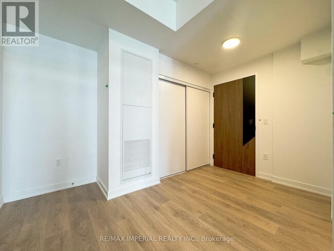 Building Photo - 1037 The Queensway