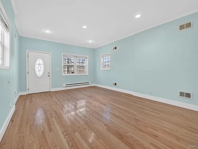 Foto del edificio - 636 Throgs Neck Expy